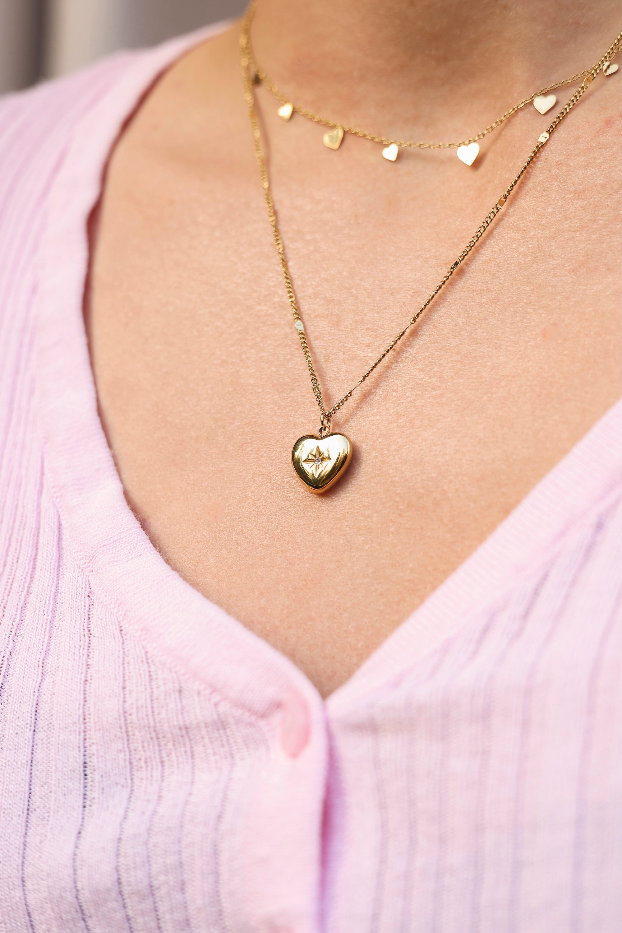 Collier doré Ludovica coeur chaîne fine avec pendentif cœur serti d'un zircon - Bijou porté