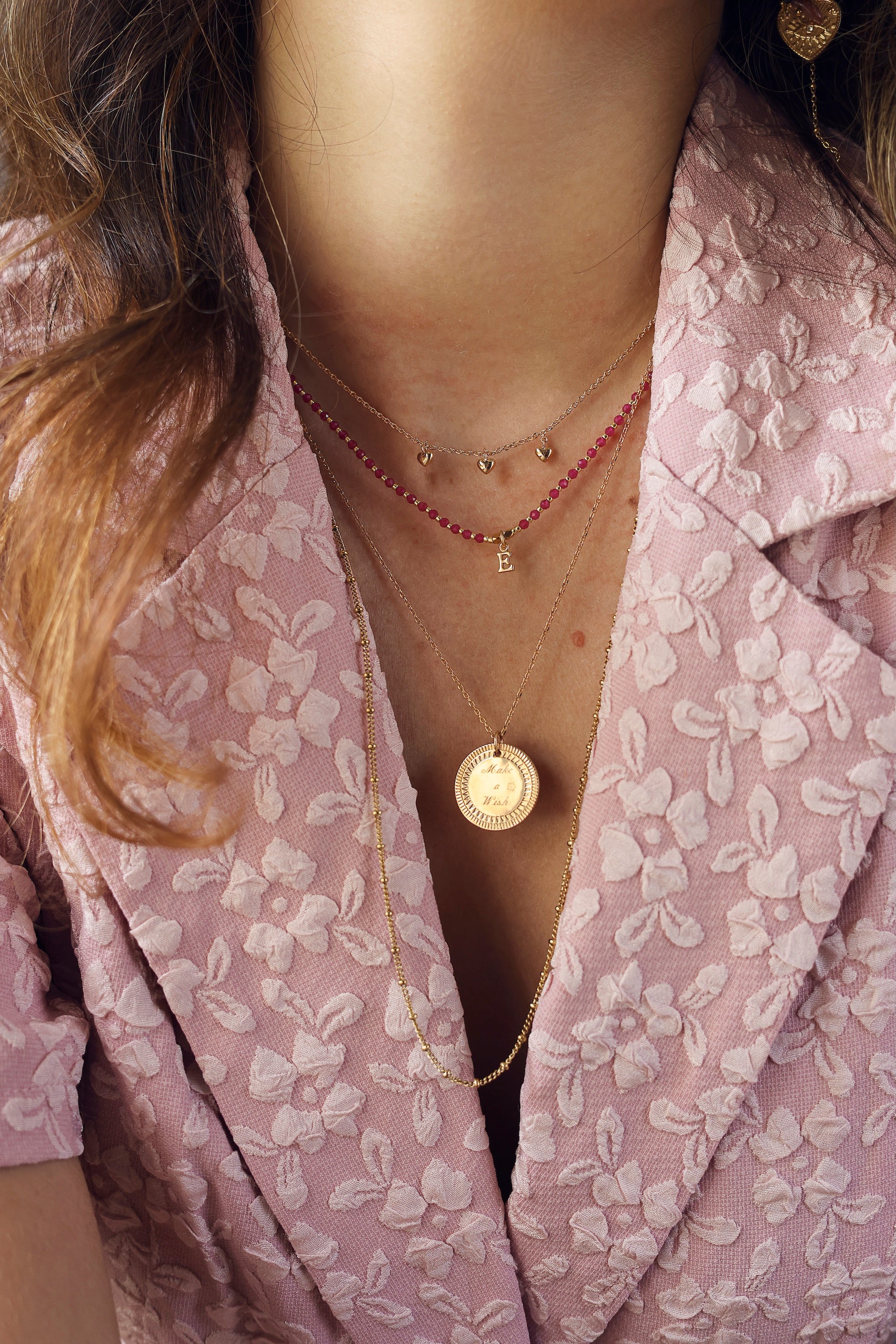 Collier doré Marilou orné de pendentifs en forme de cœur - Bijou porté