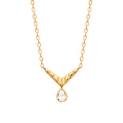 Collier doré Neila avec pendentif en V et zircon pendant en forme de goutte - Bijou photographié sur fond blanc
