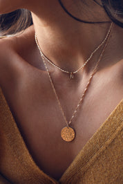 Collier personnalisable doré Nelia pierre du soleil en pierres naturelles pour lettres de l'alphabet et charms - Bijou porté