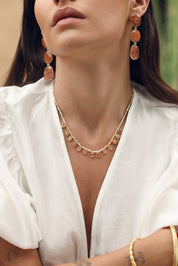 Collier Sibylle quartz orange sur fil doré composé de perles en nacre beige avec pampilles en quartz orange - Bijou porté