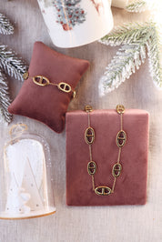  Collier doré Zaira en maille marine - Bijou photographié sur un présentoir en velours rose foncé