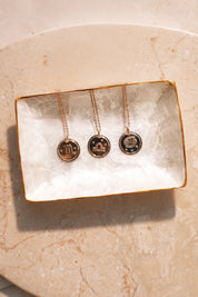  Collier doré signe du zodiaque Balance - Bijou photographié dans coupole en nacre