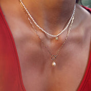 Collier maille doré Avaha avec anneau et pendentif nacre - Bijou porté