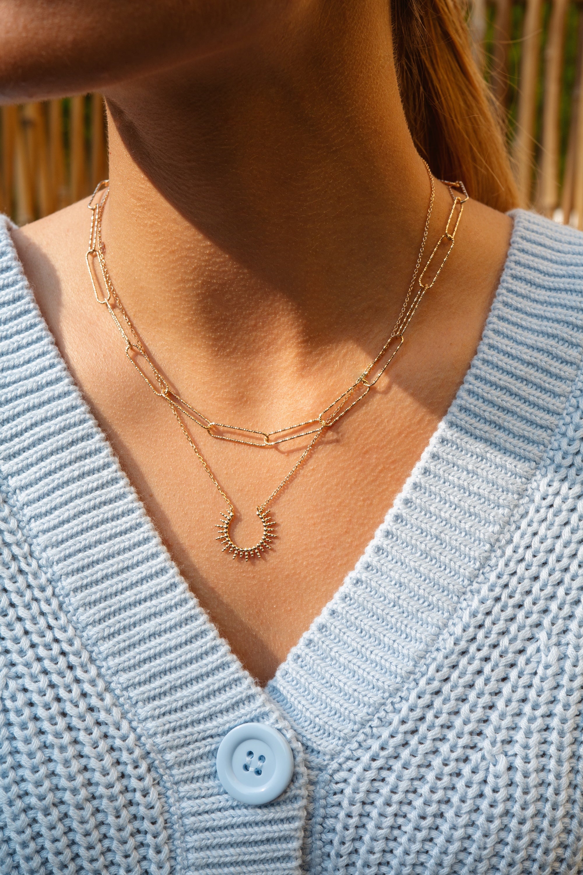 Collier doré Carole demi soleil - Bijou porté