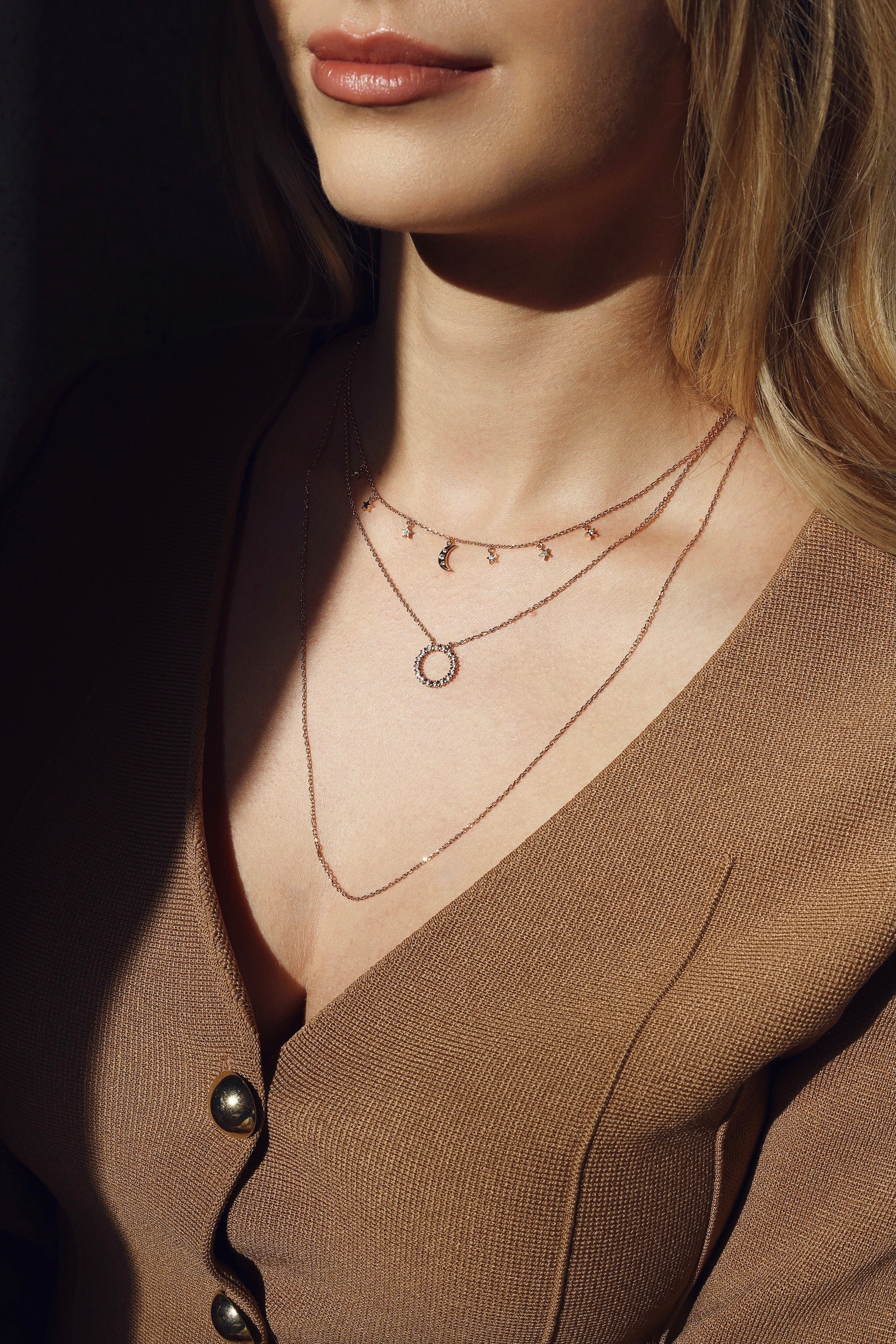Collier doré Enora pendentif anneau orné de zircons - Bijou porté