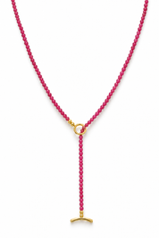 Collier doré Indah agate fuchsia composé de perles facettées avec anneau coulissant permettant de le porter en cravate ou en sautoir - Bijou sur fond blanc