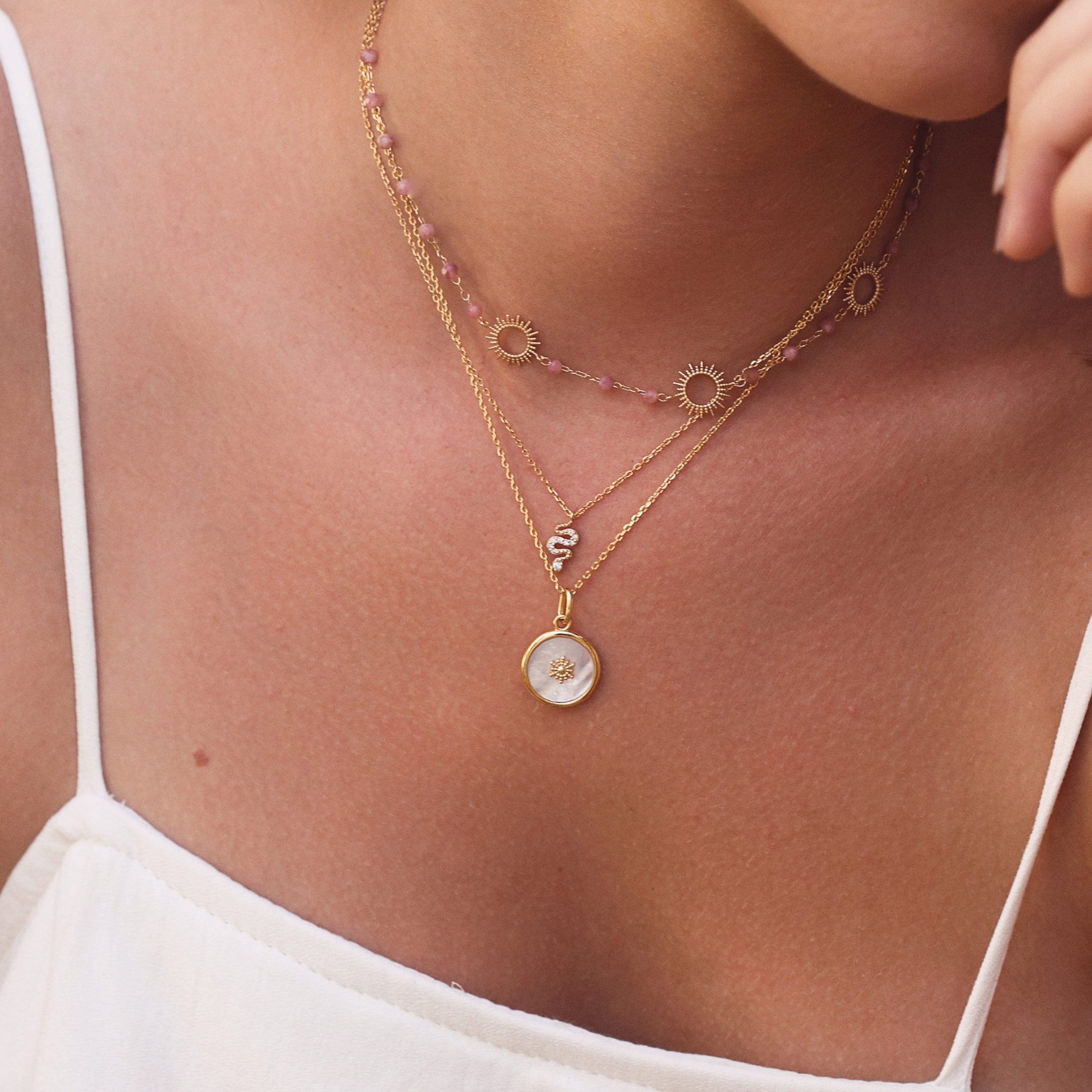 Collier doré médaillon soleil et nacre - Bijou porté
