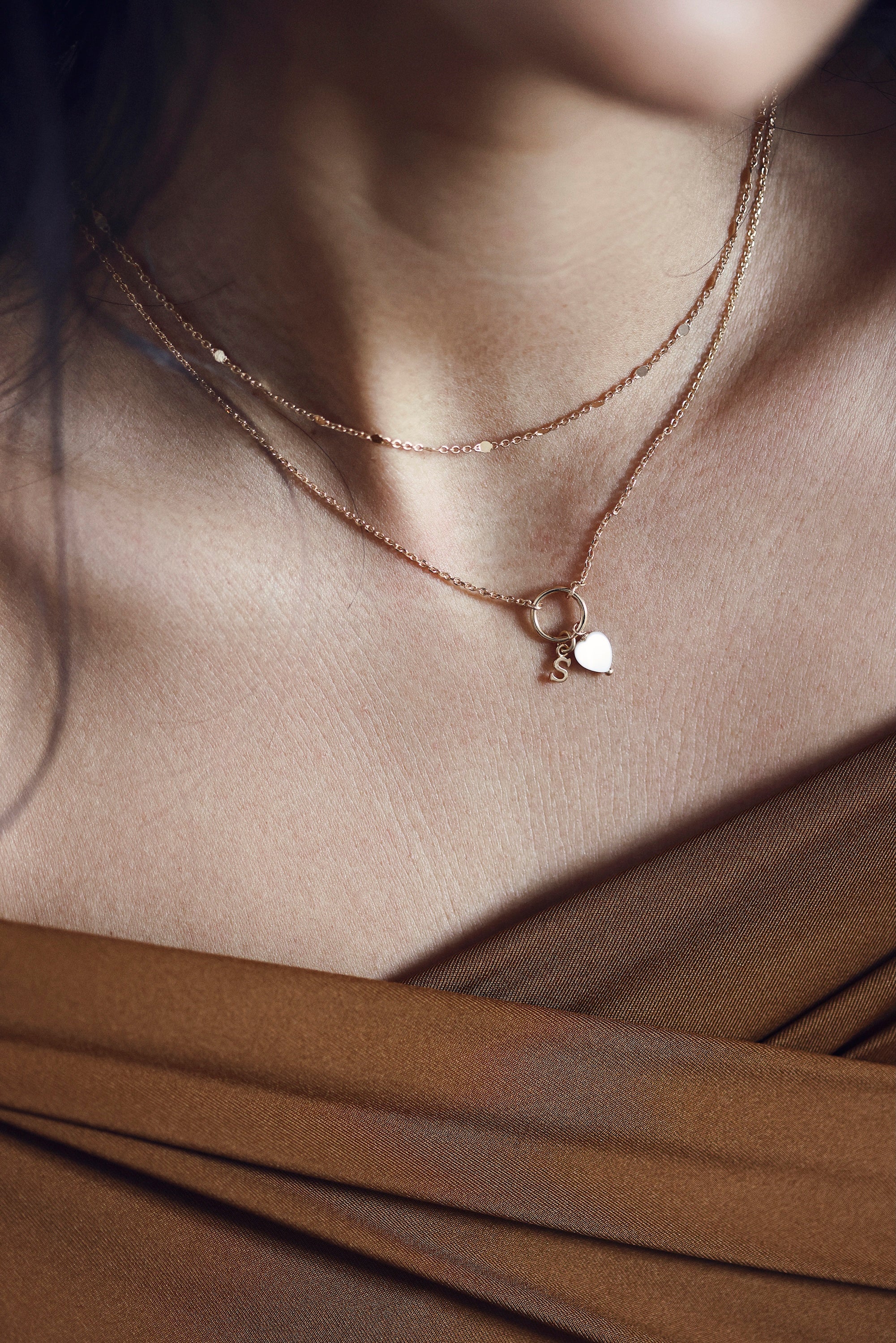 Collier personnalisable doré Lilou anneau et pendentif cœur en nacre pour lettres de l'alphabet et charms - Bijou porté
