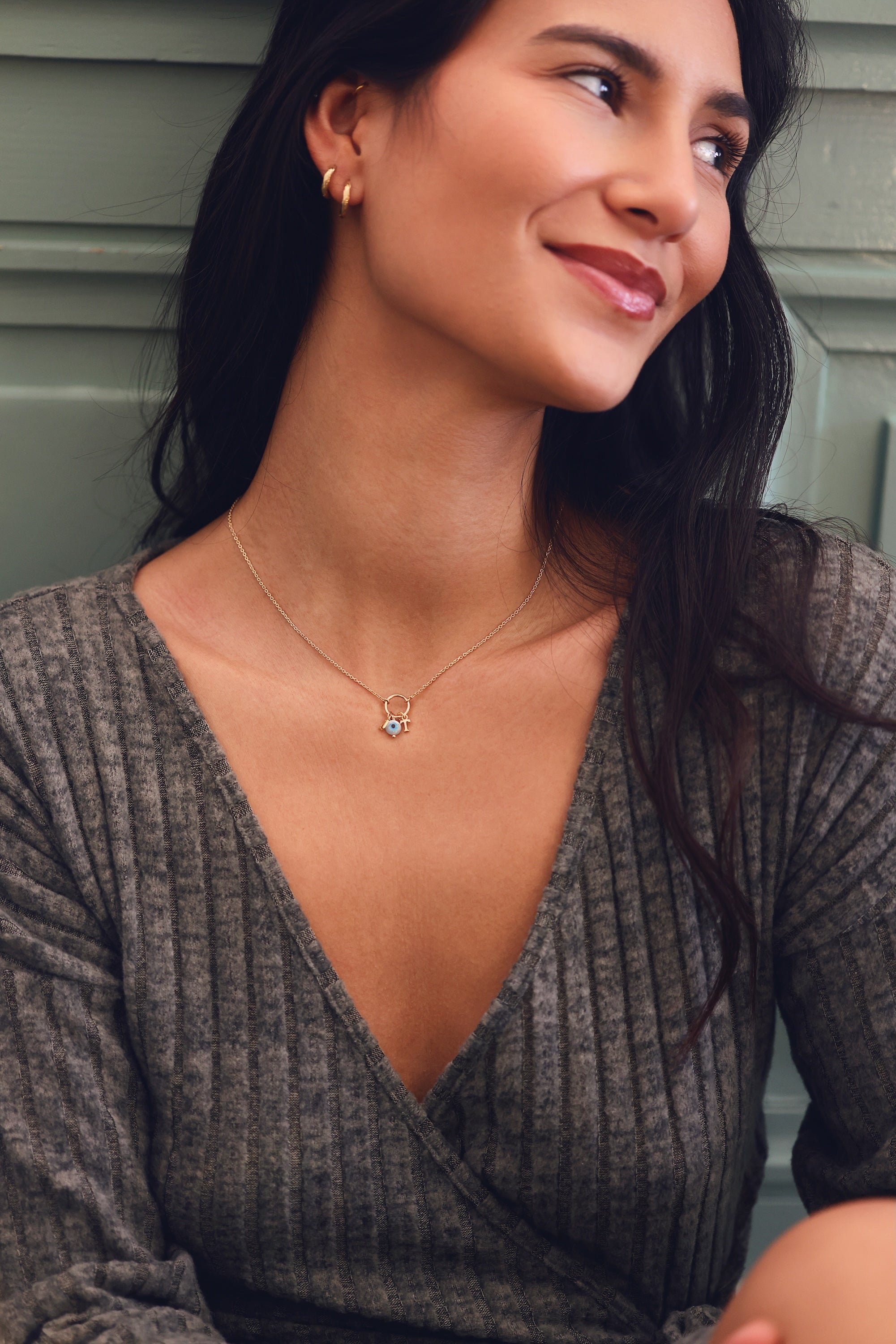 Collier personnalisable doré Lilou protect avec anneau torsadé et pendentif œil protecteur en nacre pour lettres de l'alphabet et charms - Bijou porté