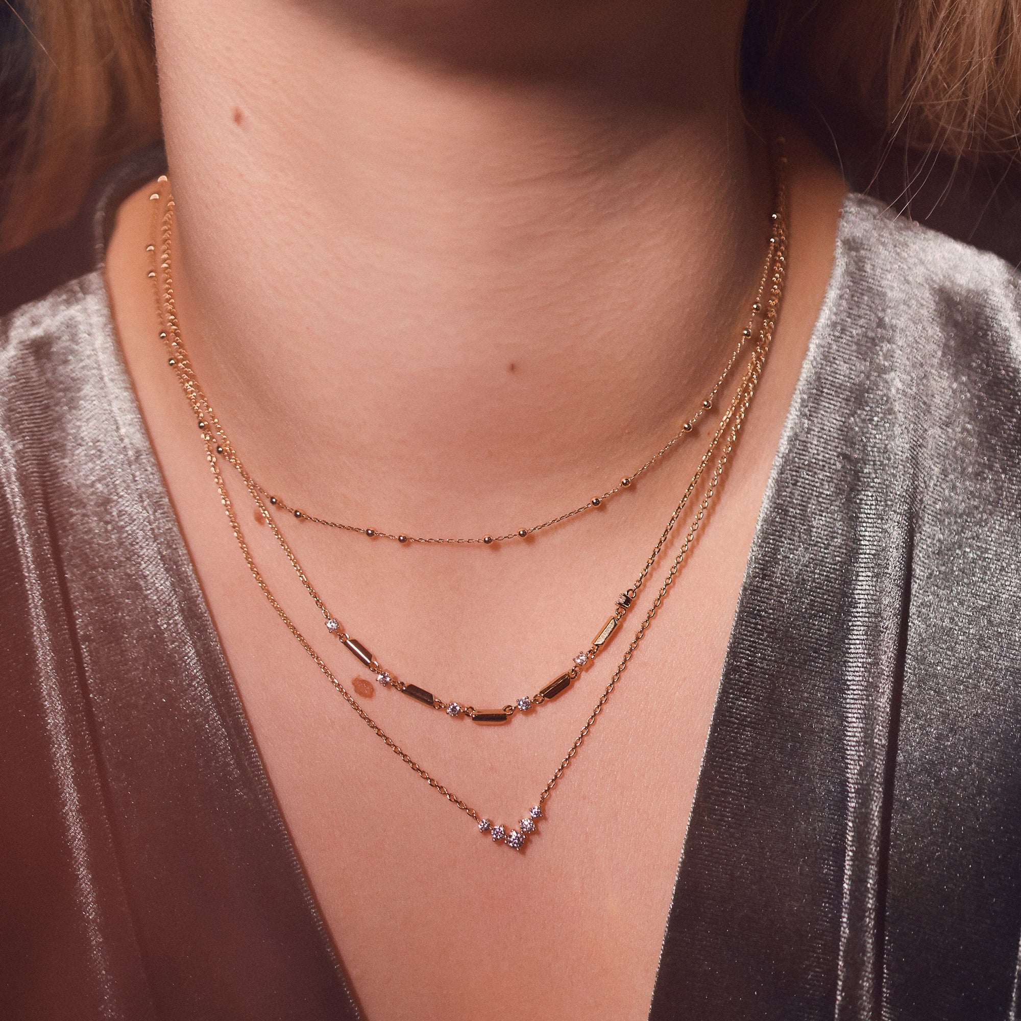Collier doré Madysson en plaqué or avec pendentif contemporain, collection Chloé Rose Genève - Bijou porté