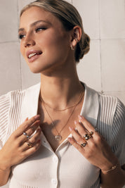 Collier Mantra infini laiton doré 3 microns imaginé et créé par Chloé Rose - Bijou porté