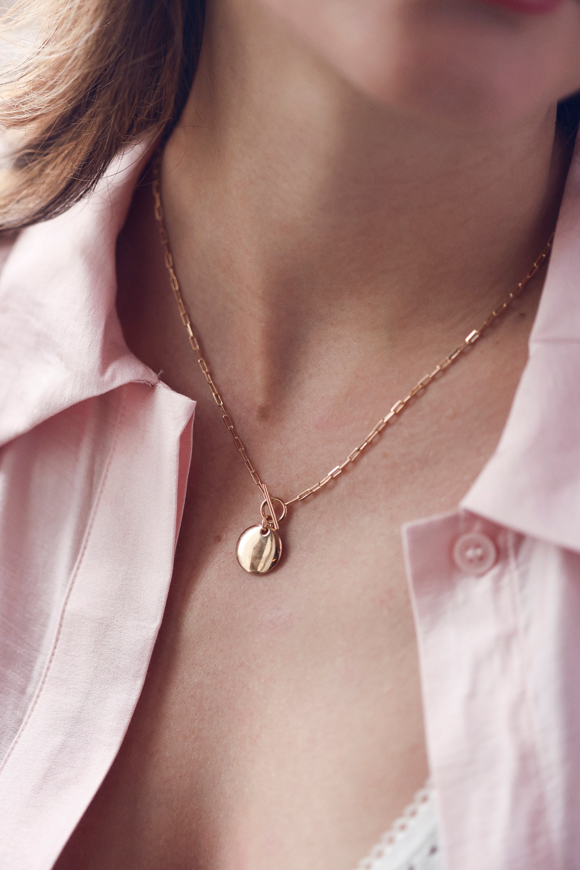 Collier en maille fine à détail T-bar orné d’une médaille ronde bombée pour gravure Natacha - Bijou porté