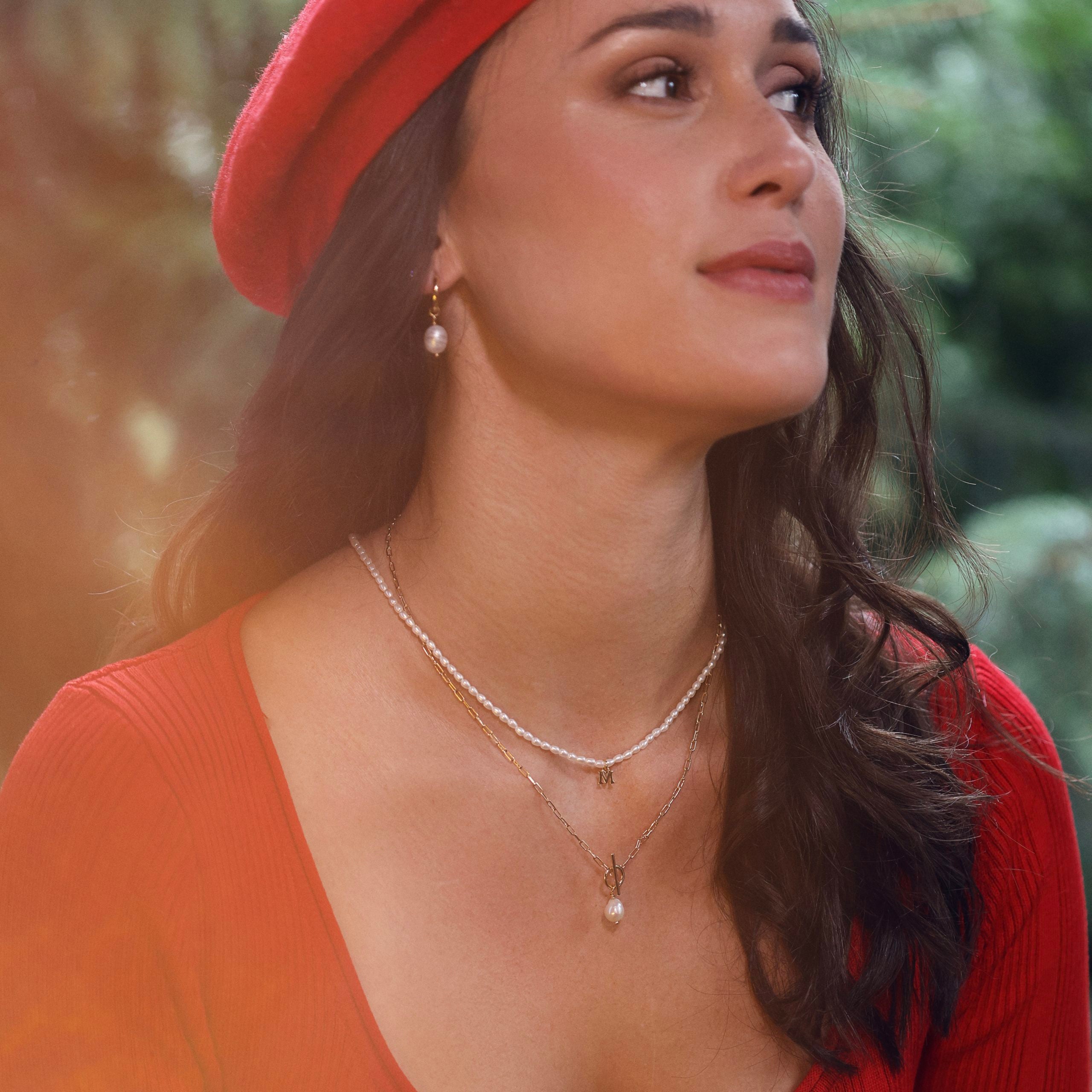 Collier maille doré Avaha avec anneau et pendentif nacre - Bijou porté