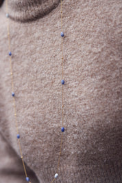 Collier sautoir doré Amilda sodalite chaîne fine orné de pierres naturelles - Bijou porté
