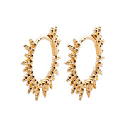 Boucles d'oreilles créoles dorée Adi soleil - Bijou photographié sur fond blanc