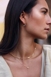 Boucles d'oreilles créoles dorée Adi soleil - Bijou porté