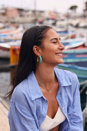 Créoles dorées Albina turquoise en émail et acier inoxydable - Bijou porté