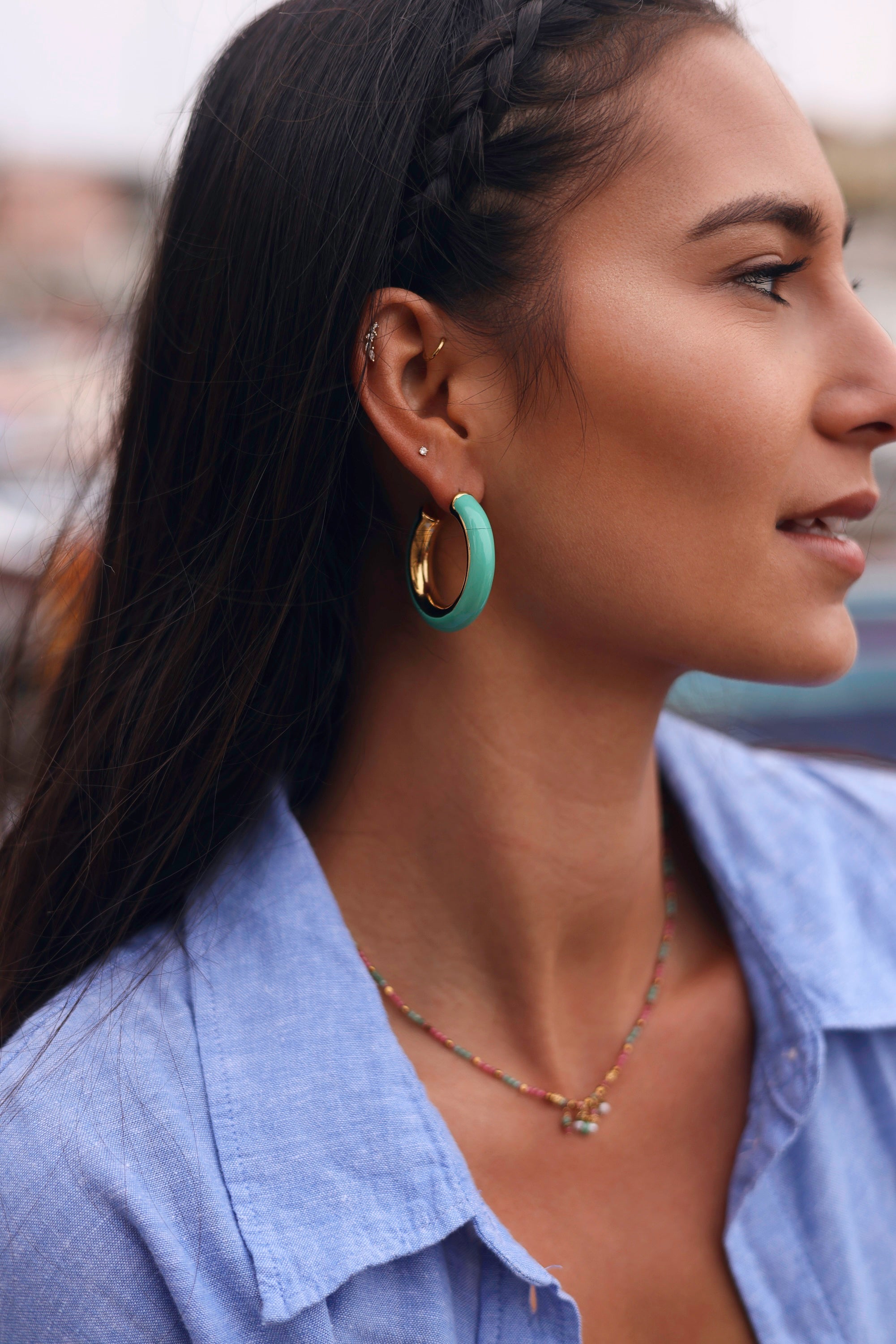 Créoles dorées Albina turquoise en émail et acier inoxydable - Bijou porté