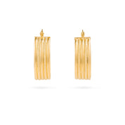 Boucles d'oreilles créoles dorées Amal en gold filled - Bijou photographié sur fond blanc