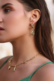 Créoles dorées Eugenie avec pendentifs soleil, nacre et aventurine - Bijou porté