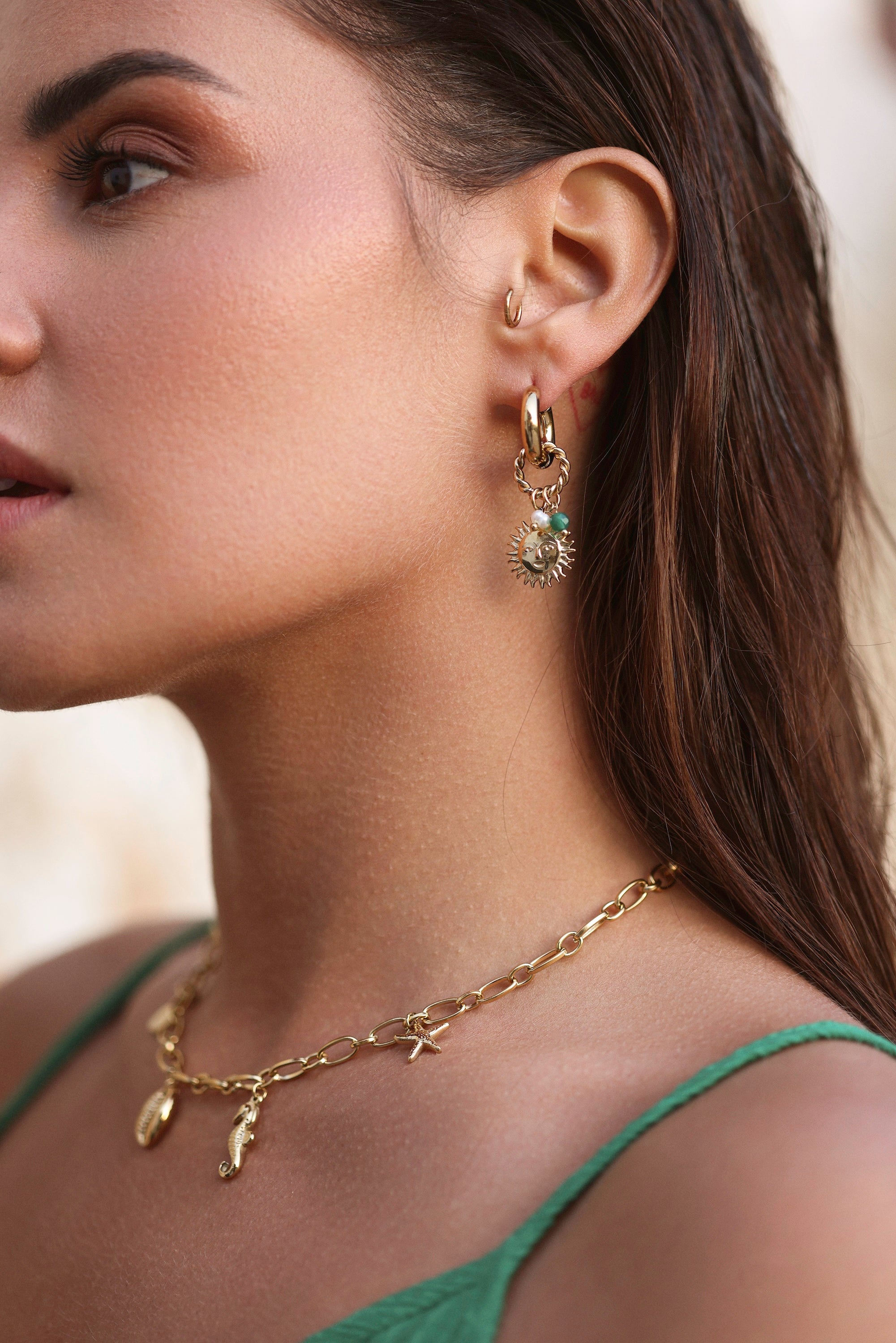 Créoles dorées Eugenie avec pendentifs soleil, nacre et aventurine - Bijou porté