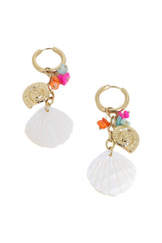 Mini créoles dorées pendentifs coquillage en nacre, coquillage doré et pierres colorées - Bijou photographié sur fond blanc