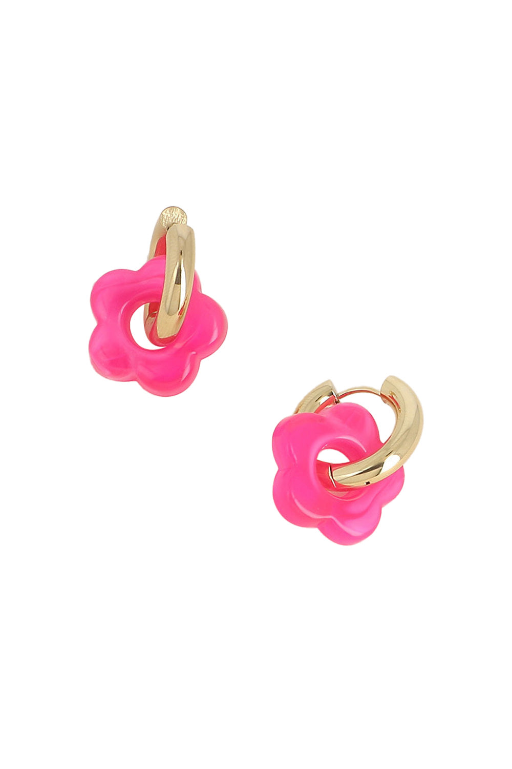 Créoles dorées Louna fuchsia avec fleur en acétate - Bijou photographié sur fond blanc