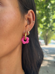 Créoles dorées Louna fuchsia avec fleur en acétate - Bijou porté