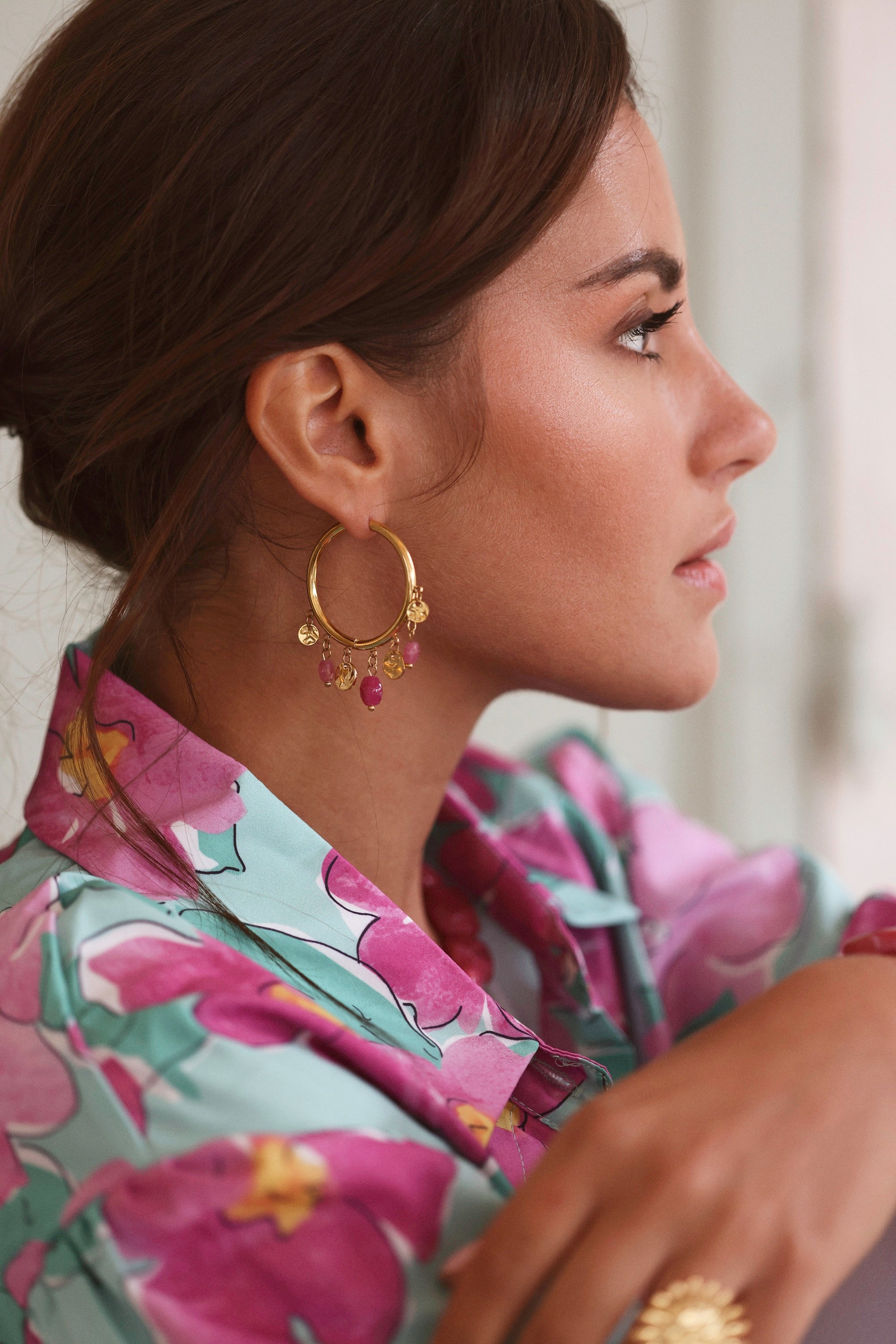 Boucles d'oreilles créoles dorées Malvina agate fuchsia - Bijou porté