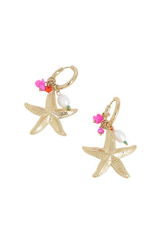 Créoles dorées Mirah pendentifs étoiles de mer, nacre et pierres colorées - Bijou photographié sur fond blanc
