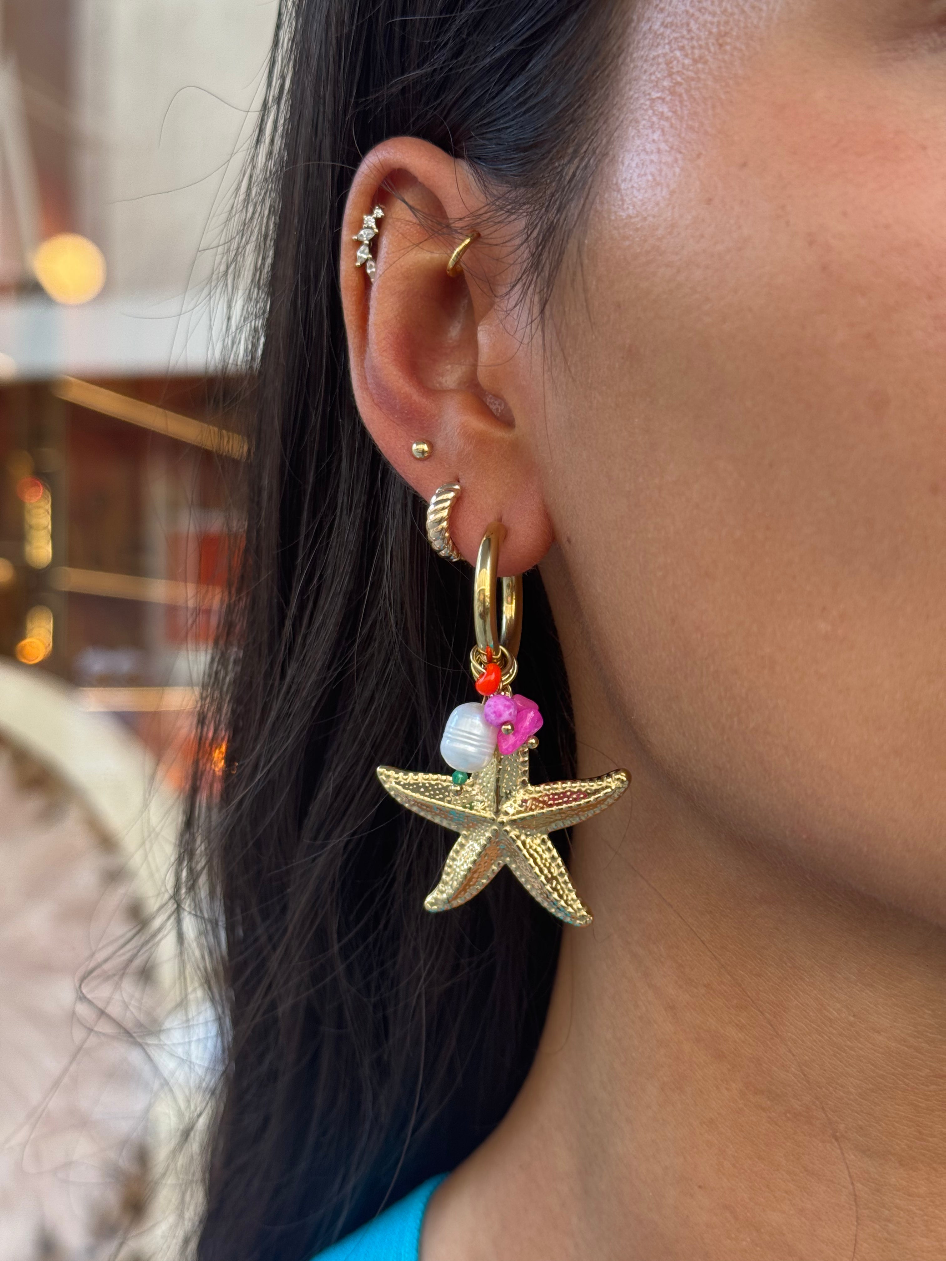 Créoles dorées Mirah pendentifs étoiles de mer, nacre et pierres colorées - Bijou porté