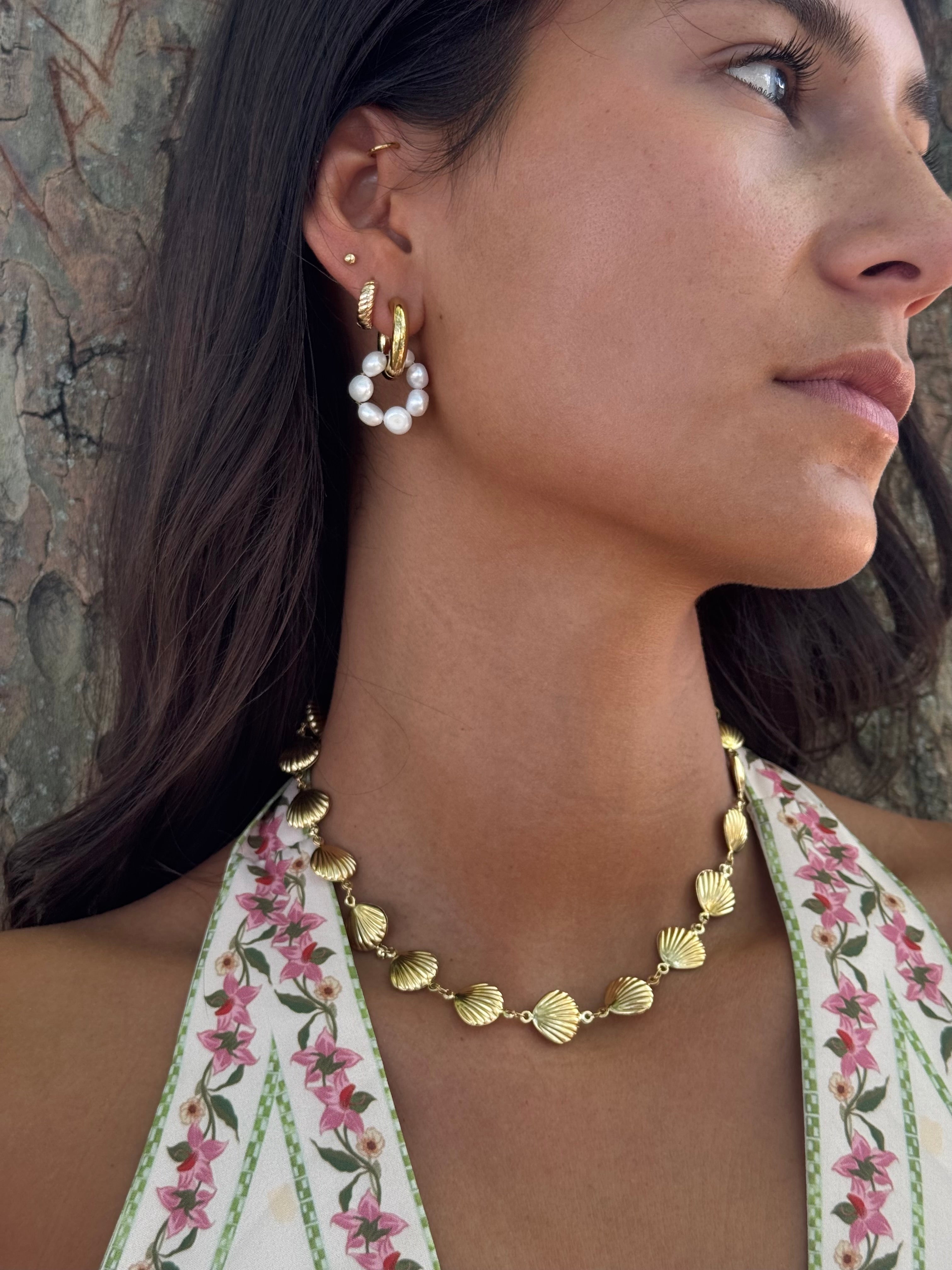 Créoles dorées Neala avec perles en nacre - Bijou porté