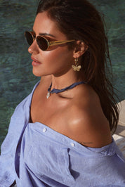 Créoles dorées Palma pendentif papillon - Bijou porté