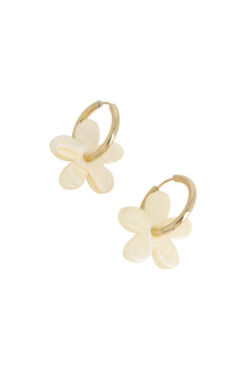 Créoles dorées Shauna beige avec fleur en acétate - Bijou photographié sur fond blanc