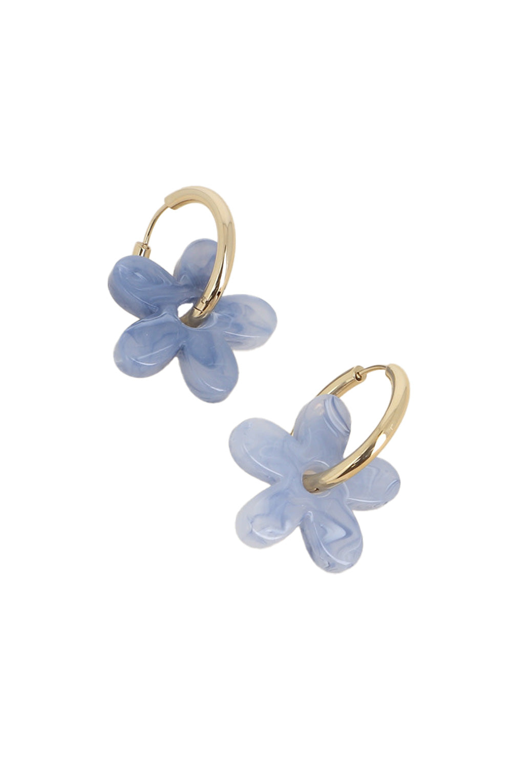 Créoles dorées Shauna bleu avec fleur en acétate - Bijou photographié sur fond blanc