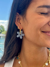 Créoles dorées Shauna bleu avec fleur en acétate - Bijou porté