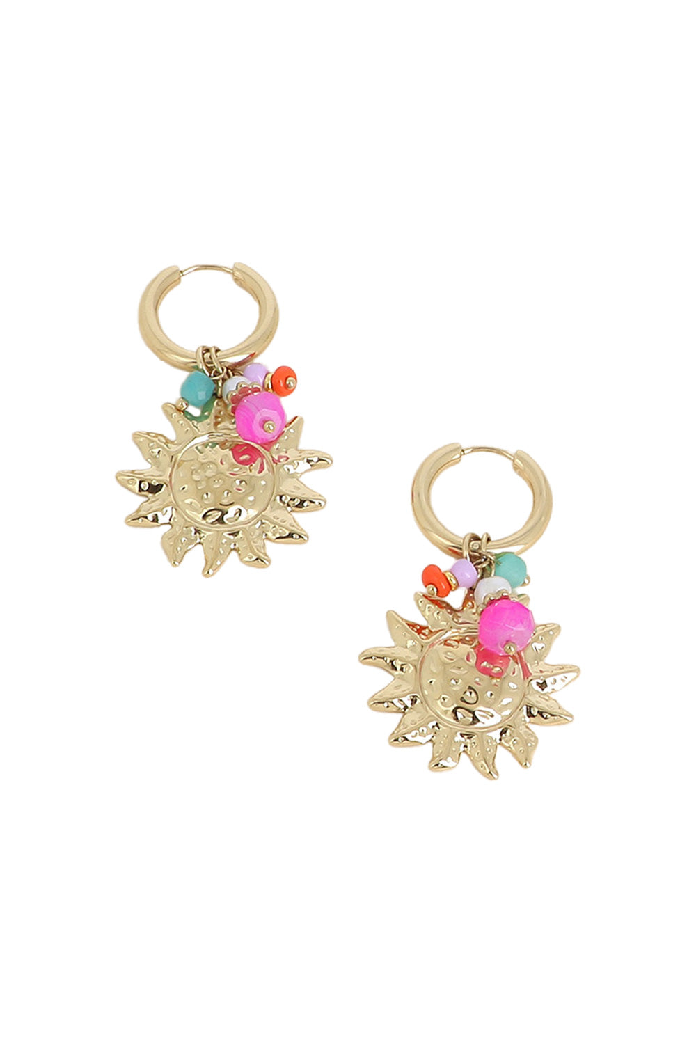 Mini créoles dorées pendentifs soleil, nacre et pierres colorées - Bijou photographié sur fond blanc