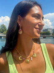 Mini créoles dorées pendentifs soleil, nacre et pierres colorées - Bijou porté