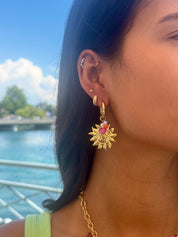 Mini créoles dorées pendentifs soleil, nacre et pierres colorées - Bijou porté