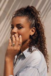 Boucles d'oreilles créoles en argent Koana - Bijou porté