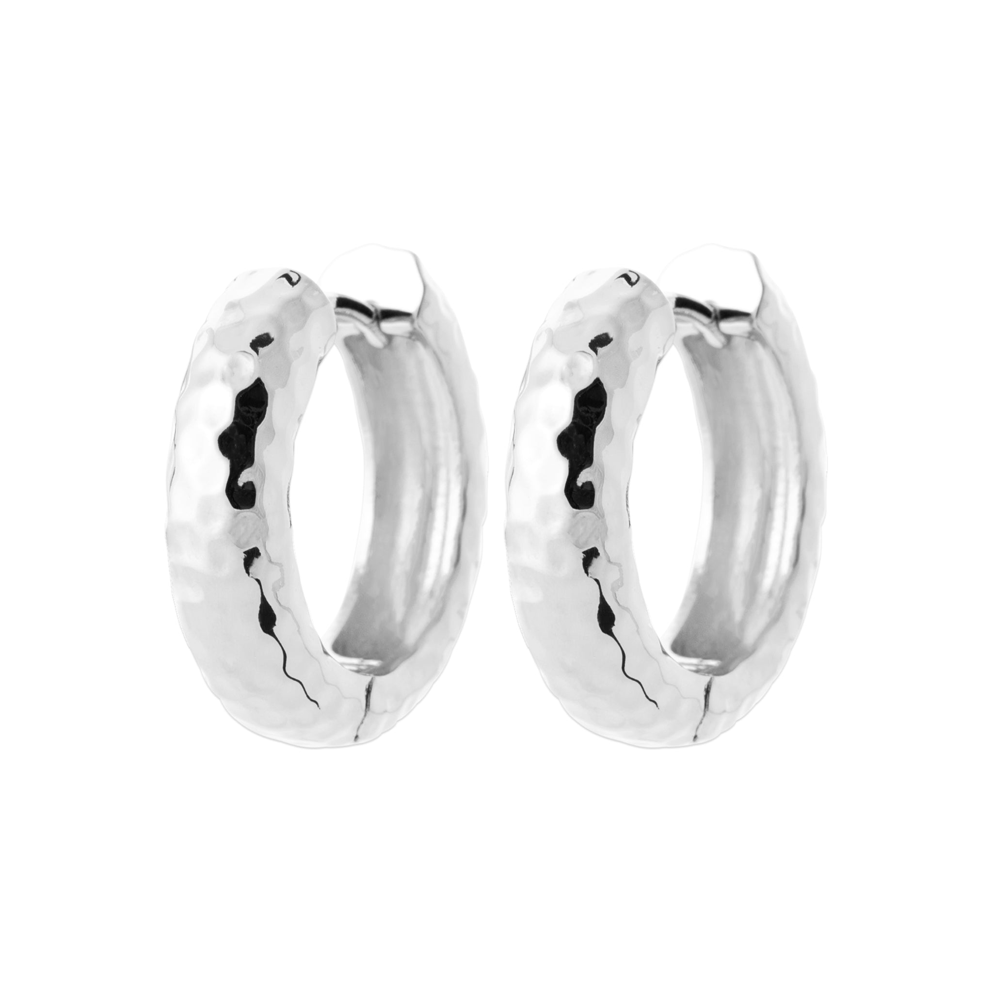 Créoles en argent Edmé martelées  Bijou photographié sur fond blanc