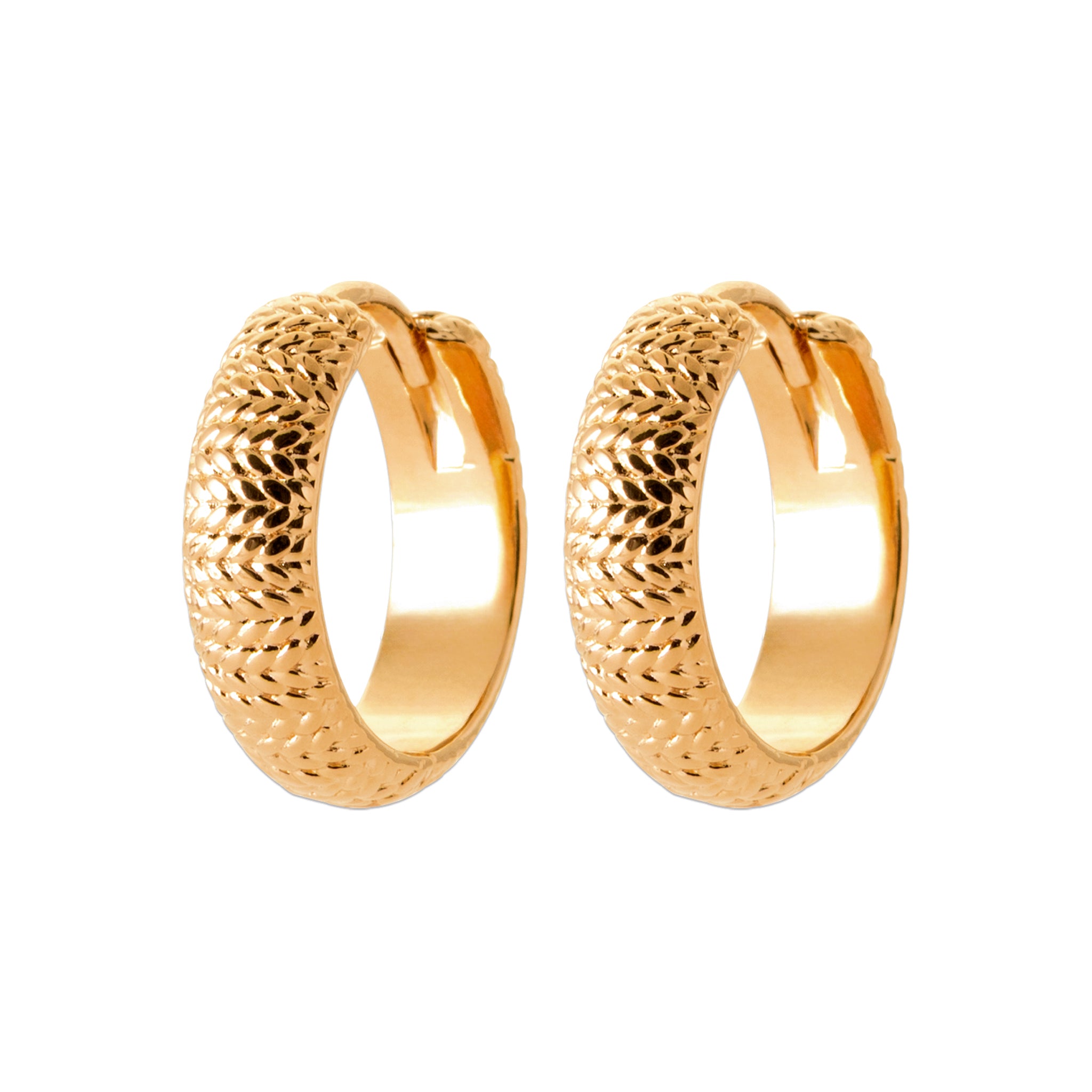 Boucles d'oreilles créoles dorées Abi texturées - Bijou photographié sur fond blanc