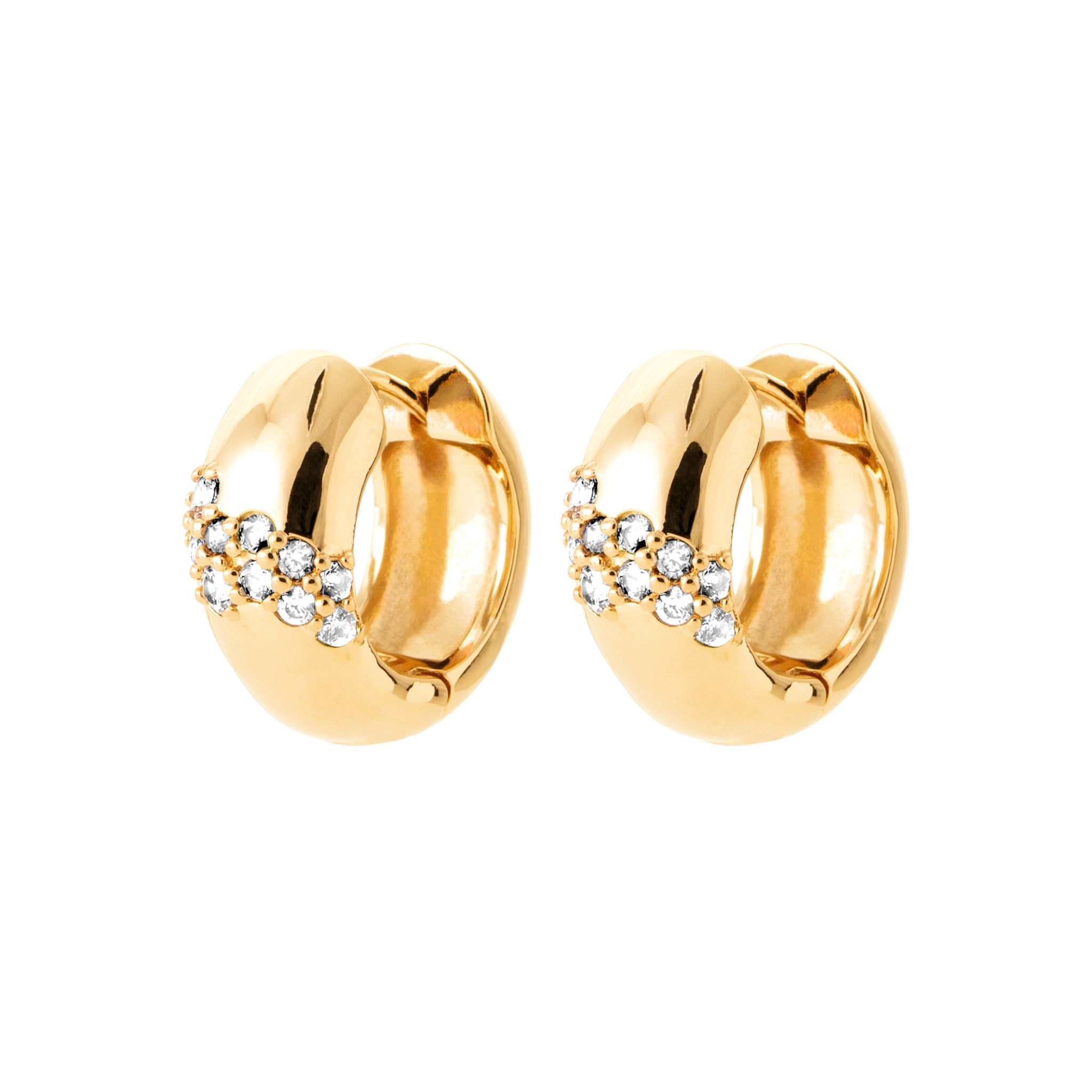Boucles d'oreilles créoles dorées Denni épaisses et lisse ornées de zircons - Bijou photographié sur fond blanc