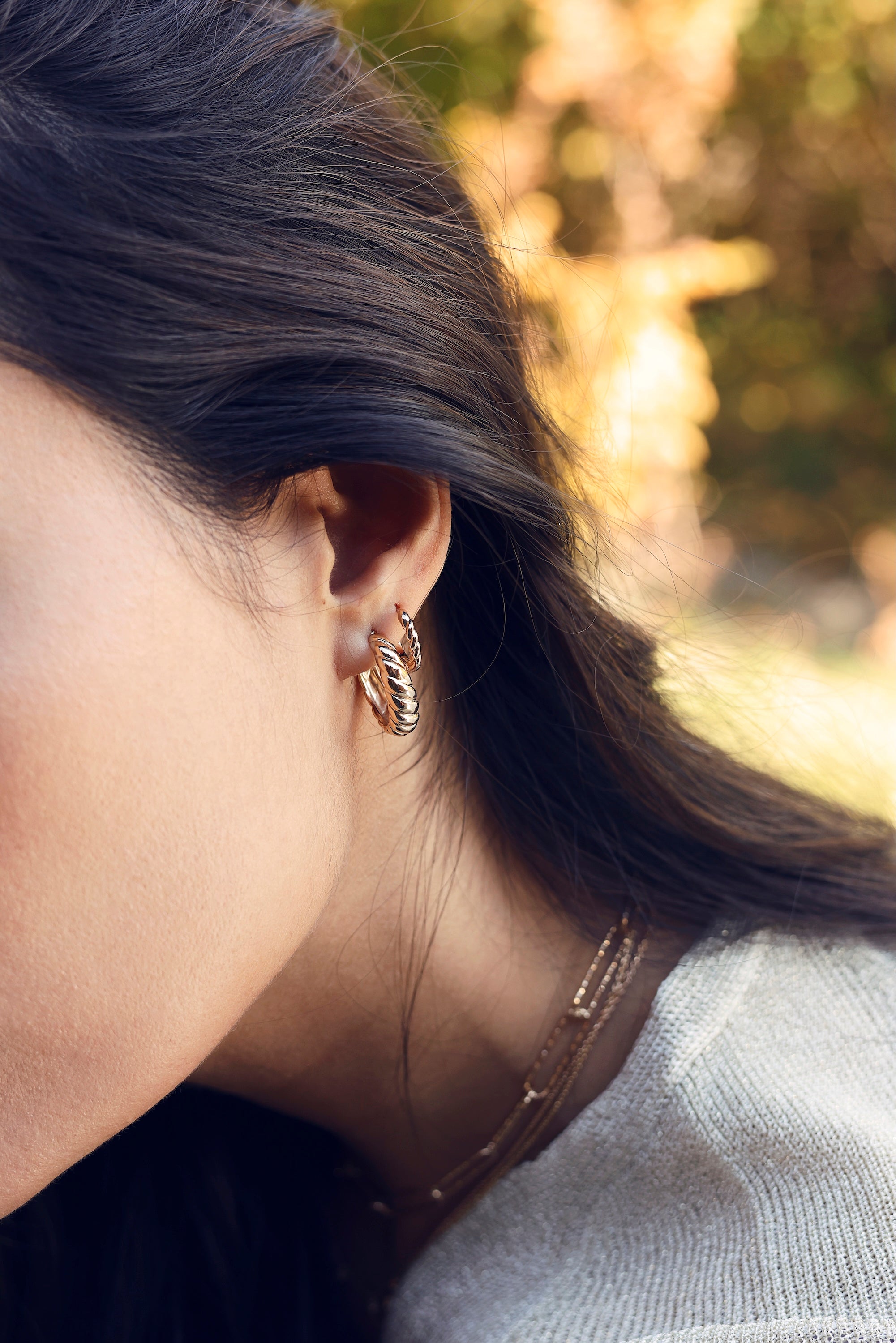Boucles d'oreilles créoles dorées Lyna torsadées - Bijou porté