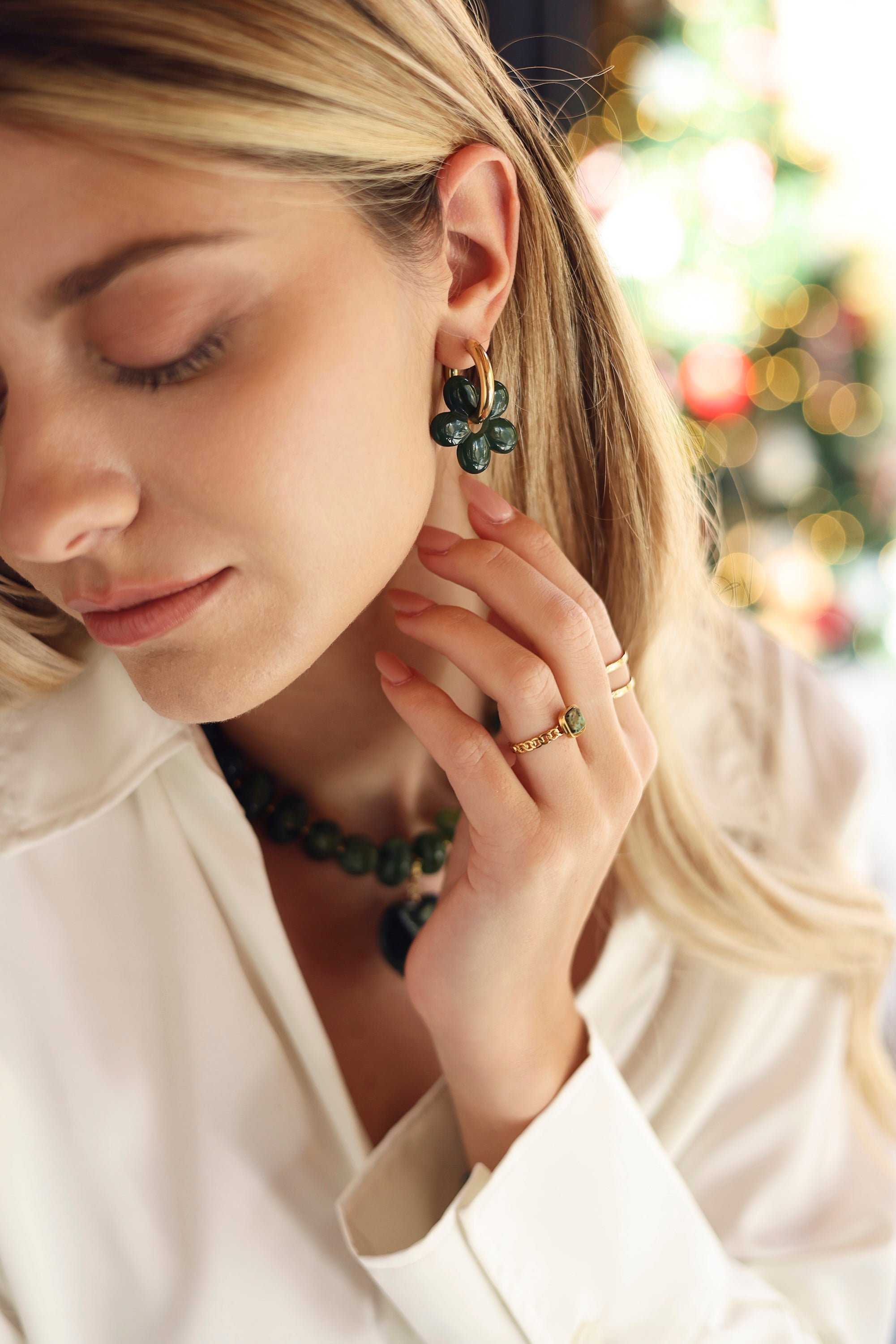 Créoles dorées Mayte vert avec pendentif fleur en acétate - Bijou porté