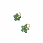 Créoles dorées Mayte vert avec pendentif fleur en acétate - Bijou photographié sur fond blanc
