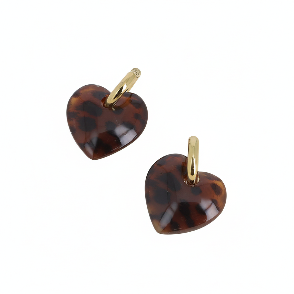 Boucles d'oreilles créoles 2 en 1 dorées avec pendentif cœur en acétate marron à motif léopard - Bijou photographié sur fond blanc