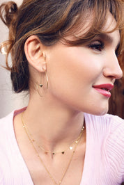 Boucles d'oreilles créoles Zoé coeur dorées ornée d'une chaîne avec un pendentif cœur - Bijou porté