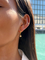 Boucles d'oreilles mini créoles dorées Kaelie avec pendentif trèfle serti de zircons - Bijou porté
